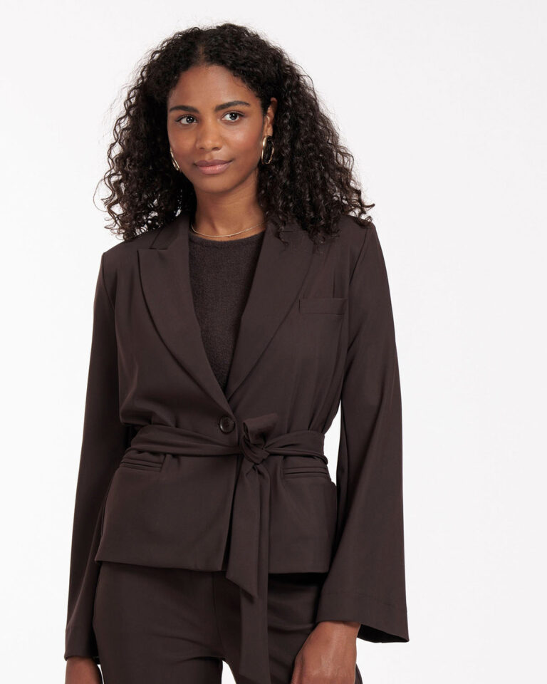 lette blazer in de kleur espresso van studio anneloes