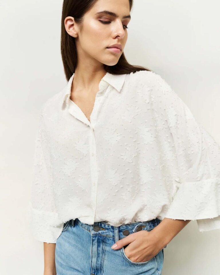 cropped-airy-blouse-with-woven-in-details_f87b98ca-4670-43fb-a8fb-b72b6759a91d