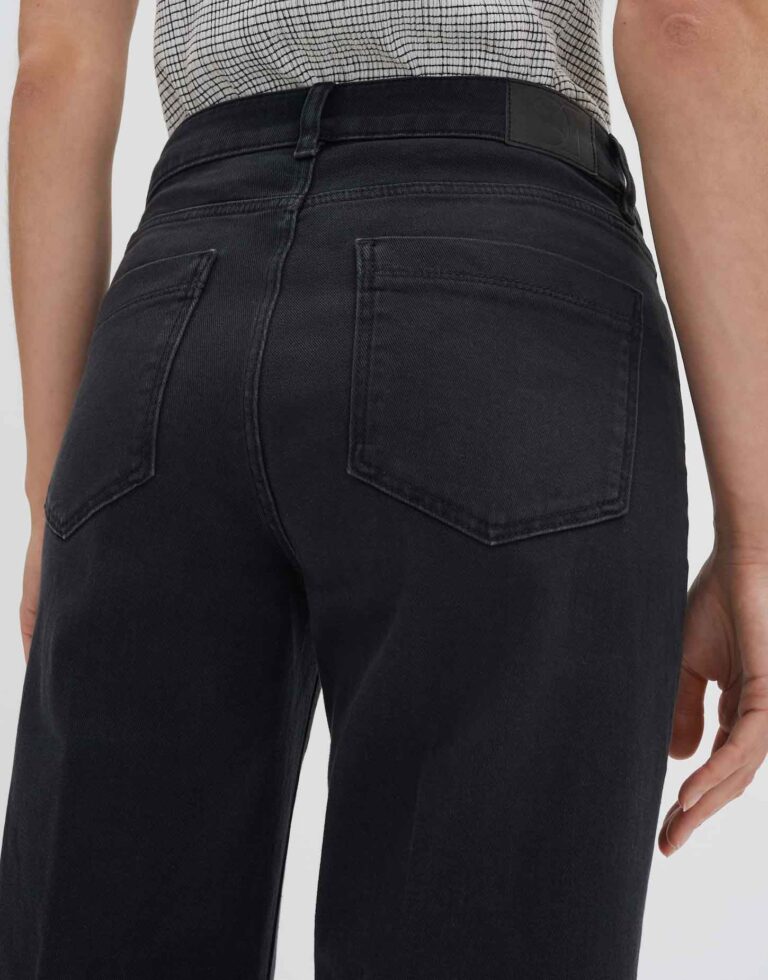 grijs_long-flared-jeans_dames_carie-iconic_someday_detail-1_1