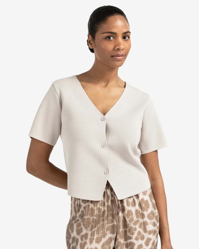 knitted-top-with-short-sleeves-and-button-closure-1_daeb1d01-db6f-4833-b470-b01bd24e8c3e