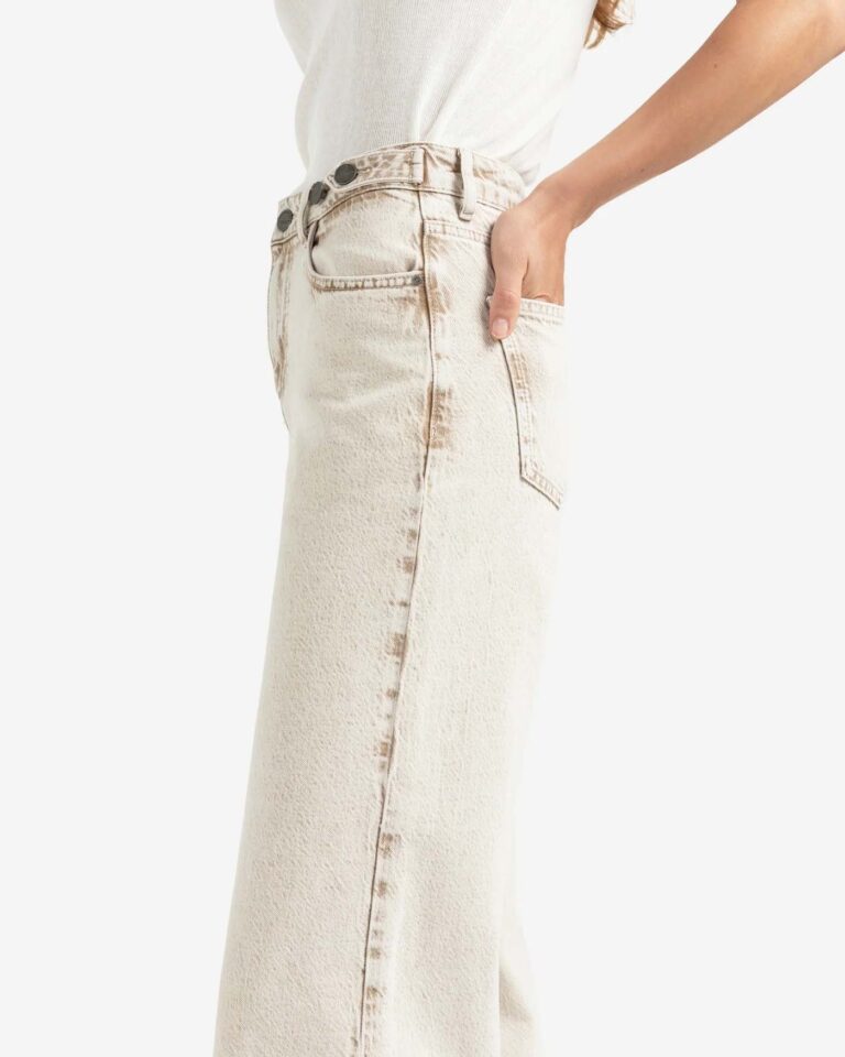 loose-fit-denim-with-wide-legs-and-turned-up-hem_5c1d1927-1399-403f-b219-9fe437ca25b3