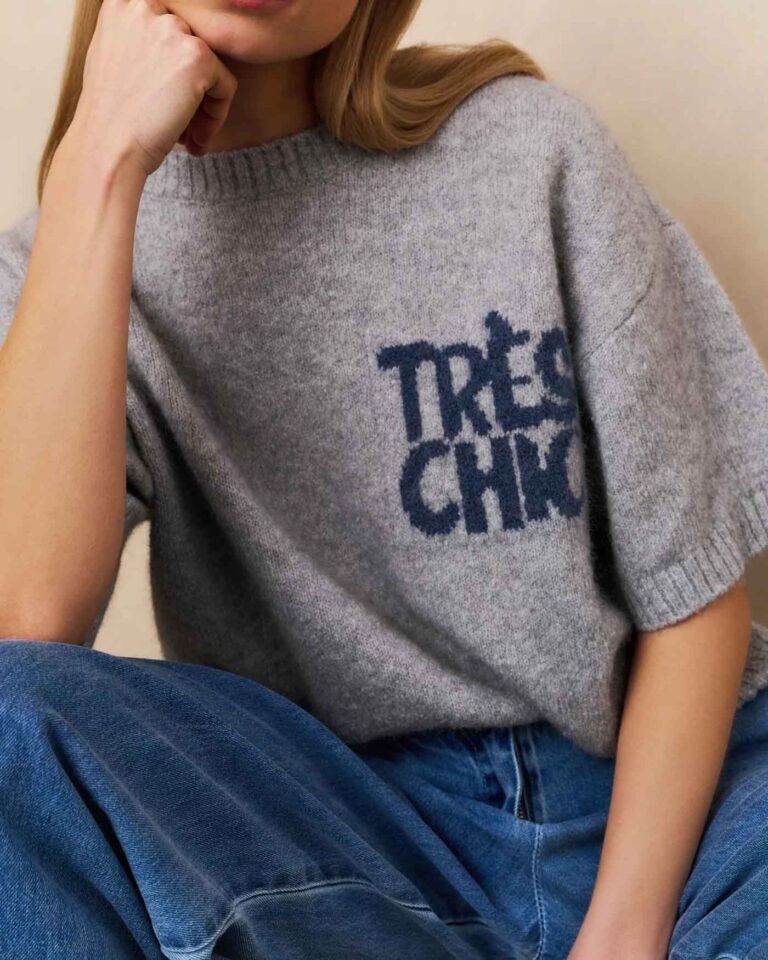 knitted-short-sleeve-sweater-with-artwork_17212c39-38e4-448d-96f7-9a879559bf89