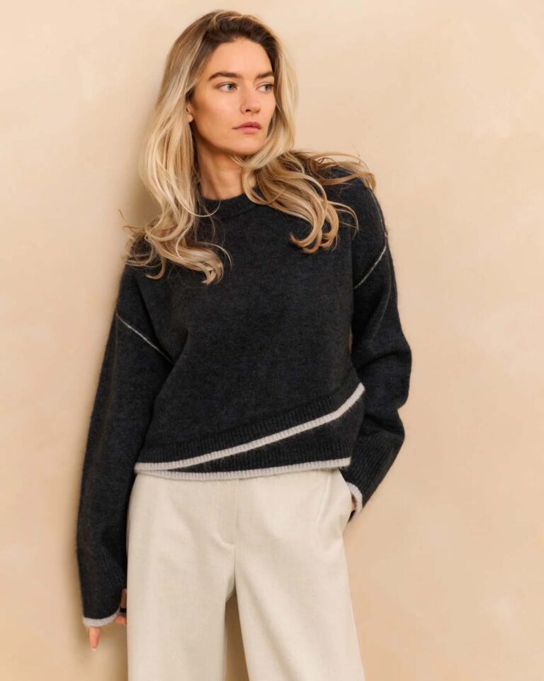 knitted-sweater-with-contrasting-lines_41dea266-4b23-4429-87f6-dbf56fec99fe