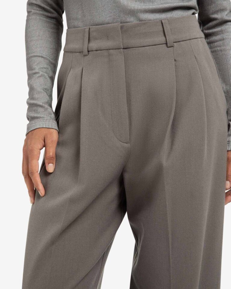 soft-woven-trousers-with-pleats-and-wide-legs_8f84884c-08c6-45d4-80a8-7353a2c365fb