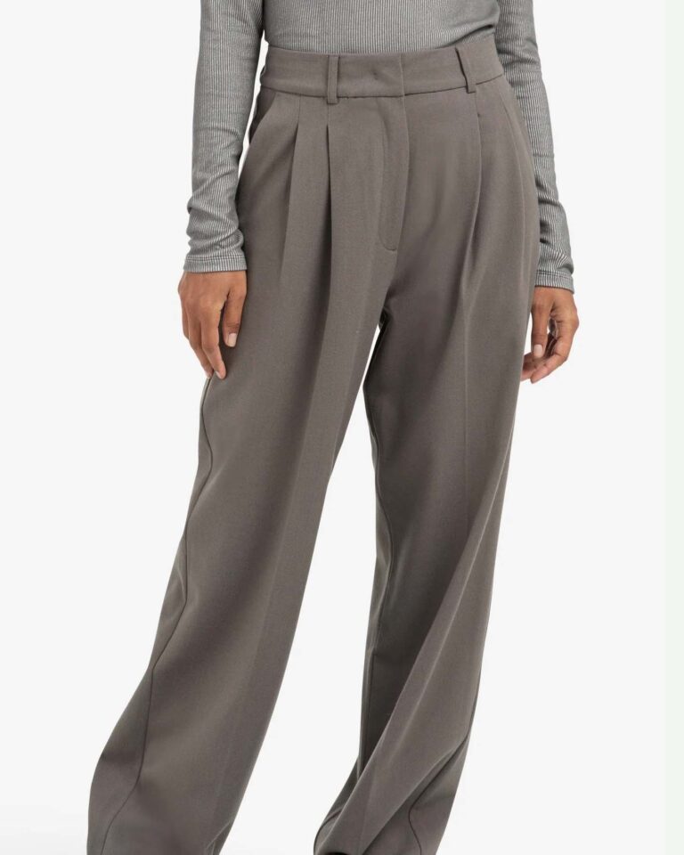 soft-woven-trousers-with-pleats-and-wide-legs_fe3bf566-0085-4ff3-ab68-3f876e00ecb2