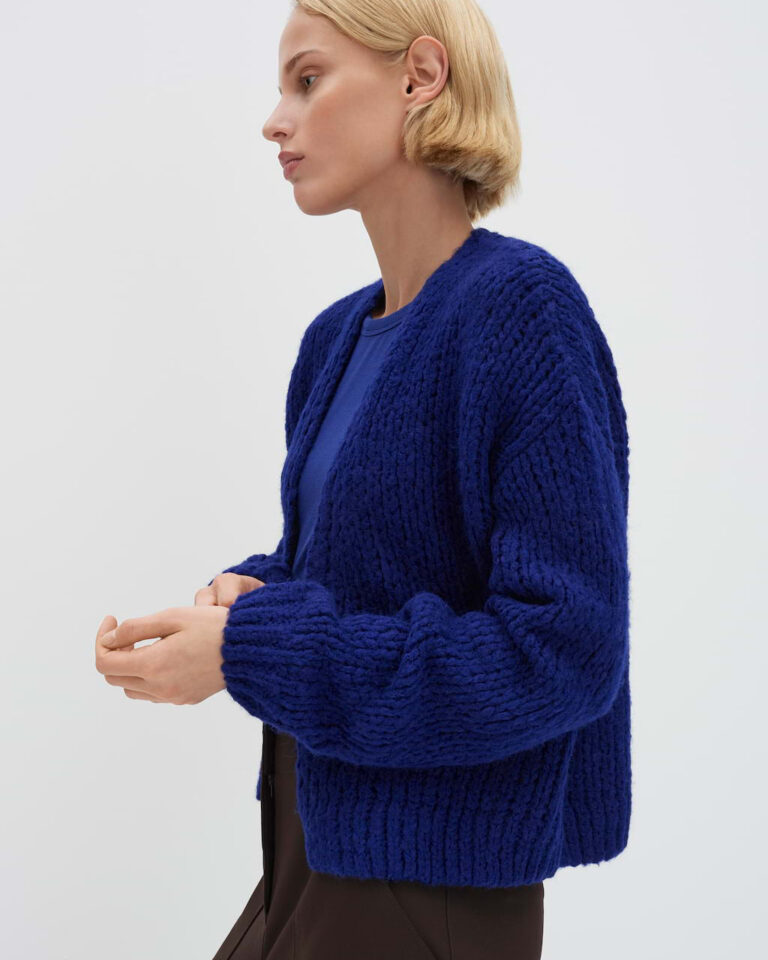 blauw_grofgebreid-vest_dames_talvia_someday_zijkant