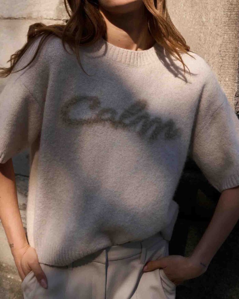 short-sleeve-sweater-with-fluffy-text-detail
