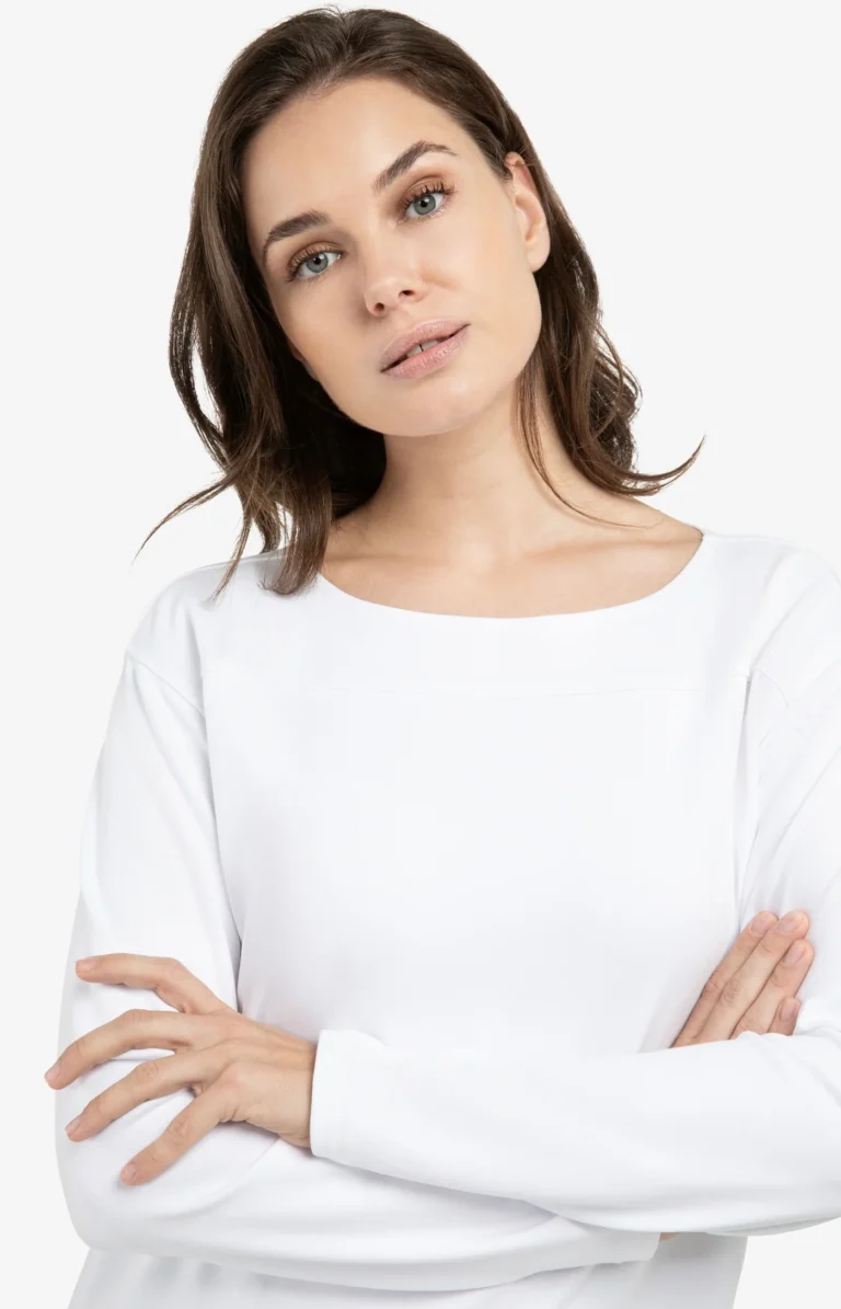 top-with-long-sleeves-and-refined-seam-detail_26c8c041-c449-4019-b359-171f92d0caf3.jpg