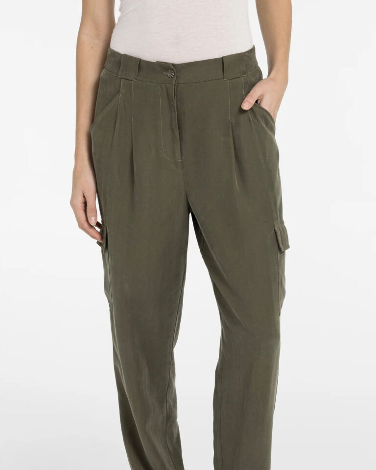 cargo-trousers-with-straight-legs-and-pleats-1_a07cf0f1-b4c6-415f-b0c8-a1023a6b6568