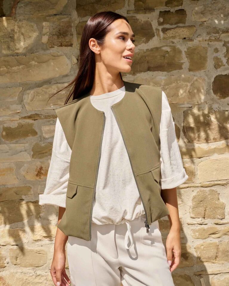 sleeveless-woven-jacket-with-balloon-shaped-hem_3db656f3-142b-475b-9c49-68f388c97e91