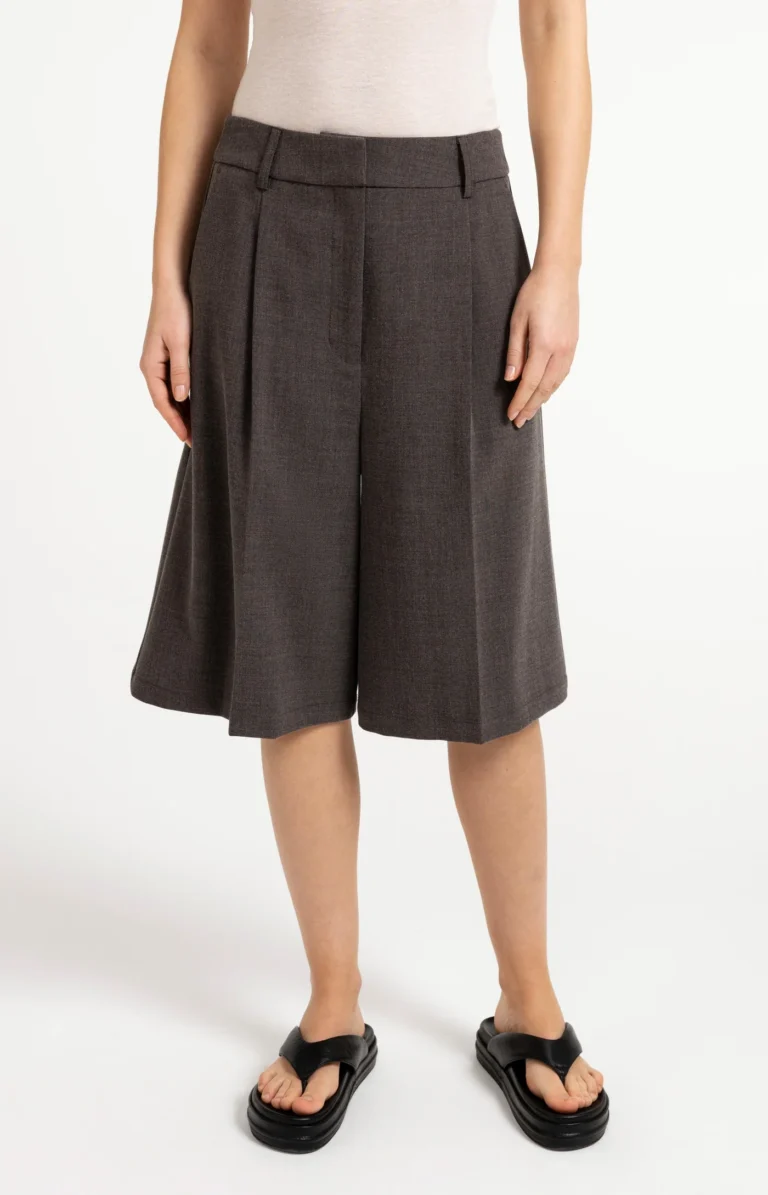 bermuda-shorts-with-high-waist-and-pleats_796c711e-a0a9-44ab-92bb-2907978b1f77.jpg