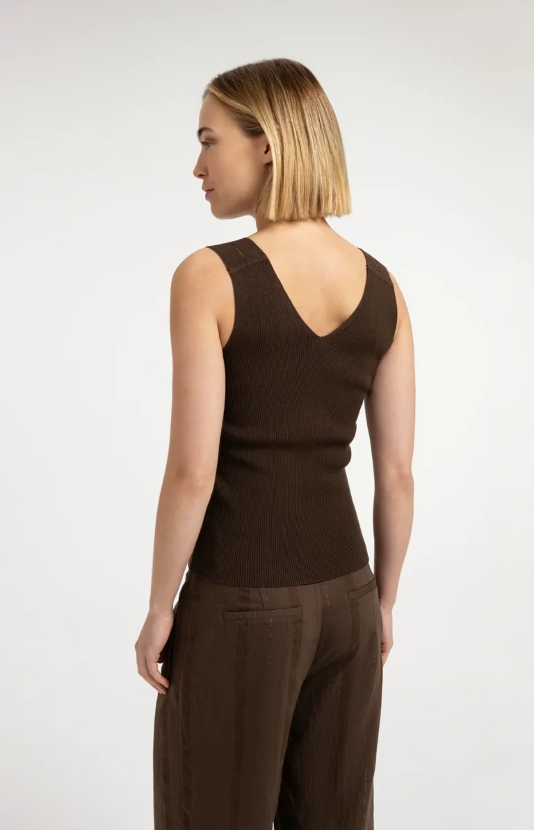 ribbed-top-with-v-neck-and-shoulder-details-2_69ed66b0-7348-4d9c-b70a-c168a6238dbf.jpg