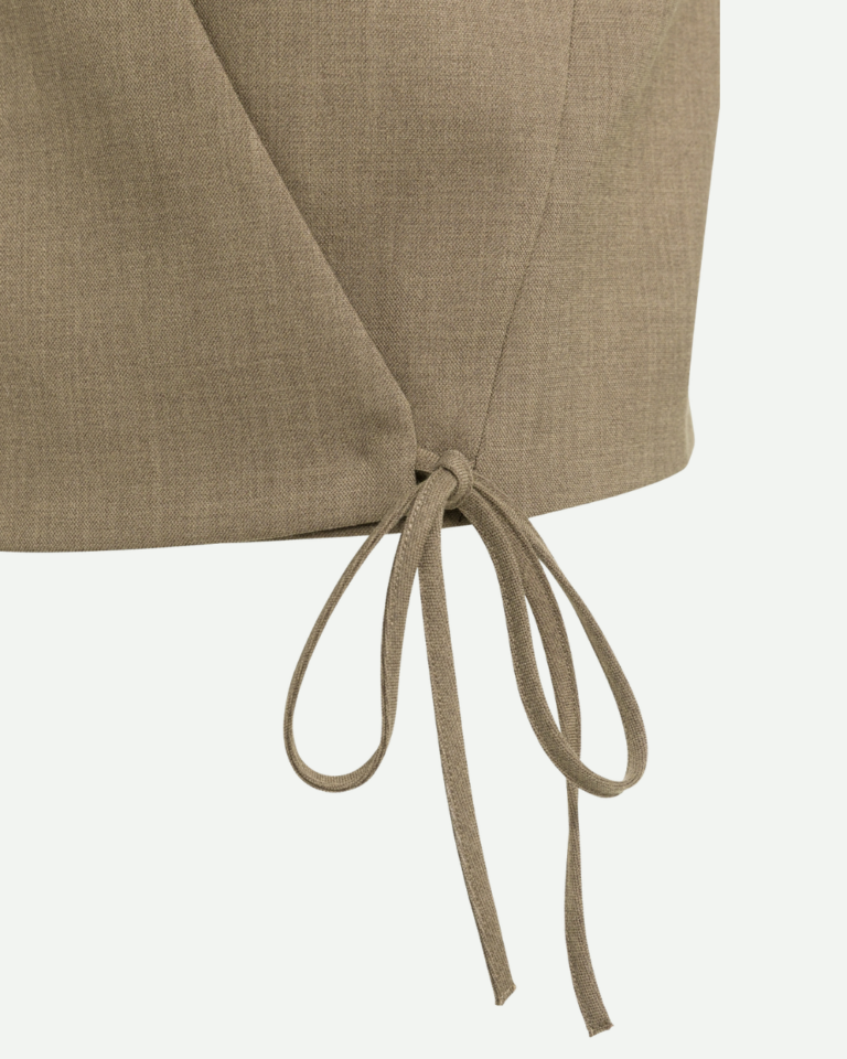 Geweven gilet met overslagdetail en striksluiting