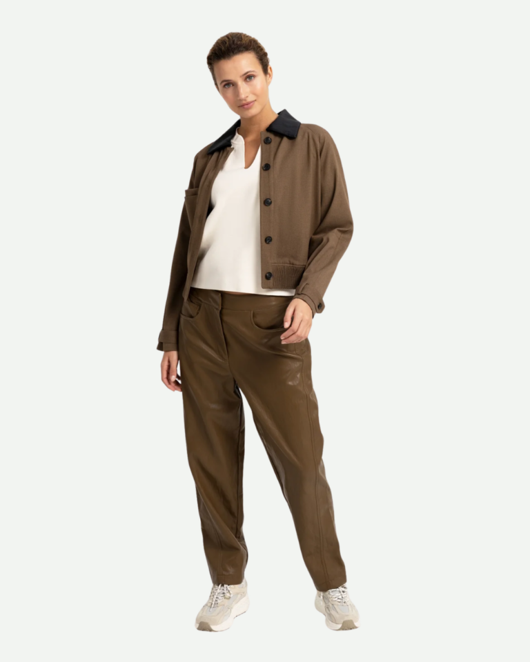 Broek van imitatieleer met taps toelopende pijpen