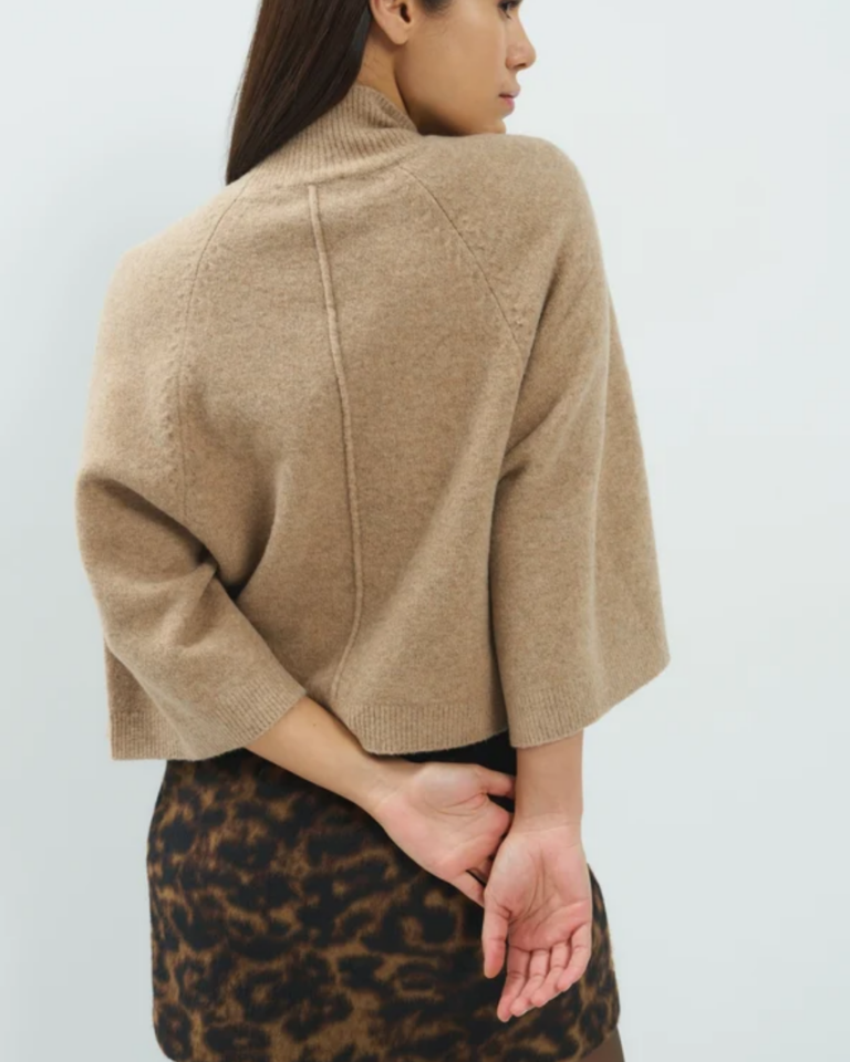 Gebreide trui met hoge hals en wijde mouwen yaya beige (2)