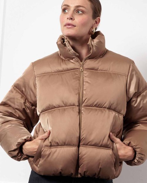 Jas Tess Short Puffer Caramel Studio Anneloes beige