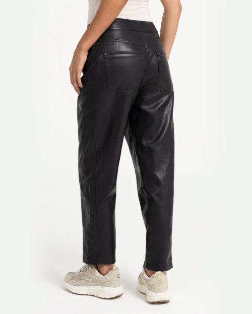 Broek van imitatieleer met taps toelopende pijpen