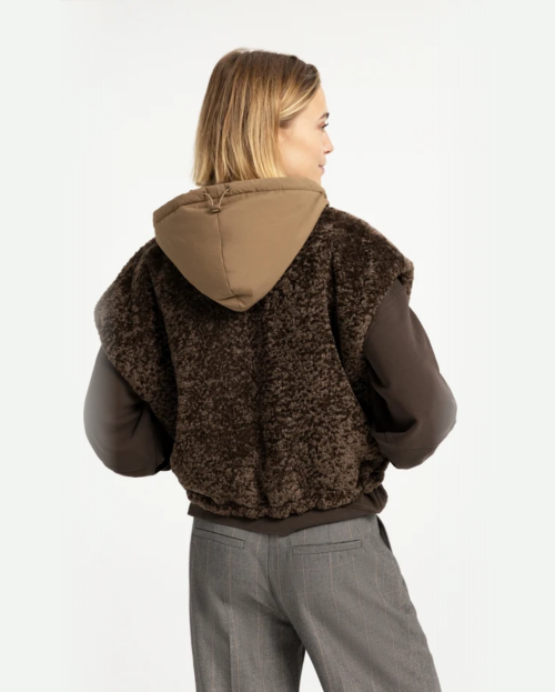 Omkeerbare bodywarmer met capuchon