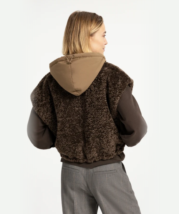 Omkeerbare bodywarmer met capuchon