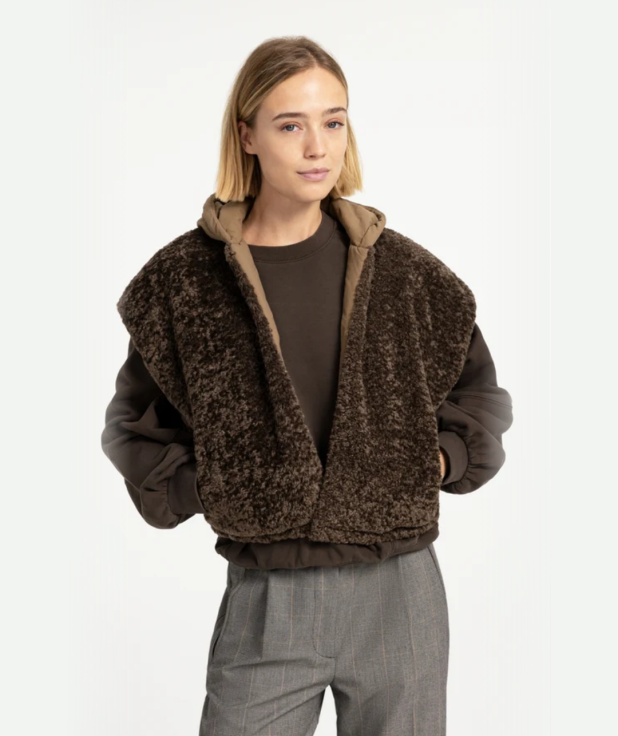 Omkeerbare bodywarmer met capuchon