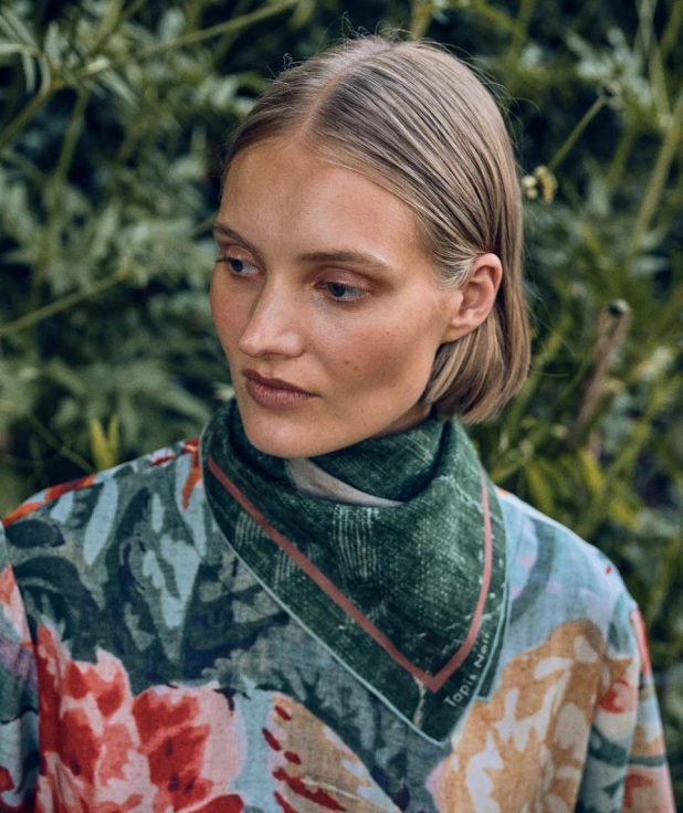 Light green toile scarf Tapis Noir