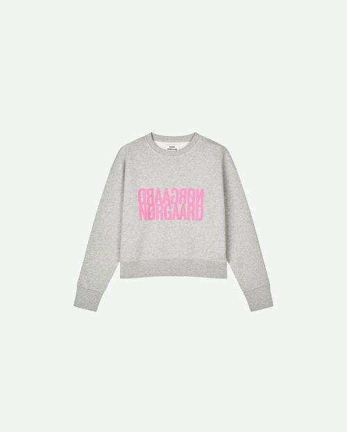 Sweater Tilvina Grey Mads Norgaard roze logo