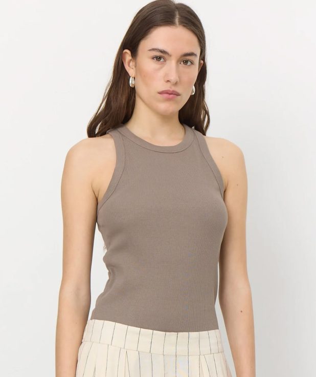 Top Numbia Brown Levete Room