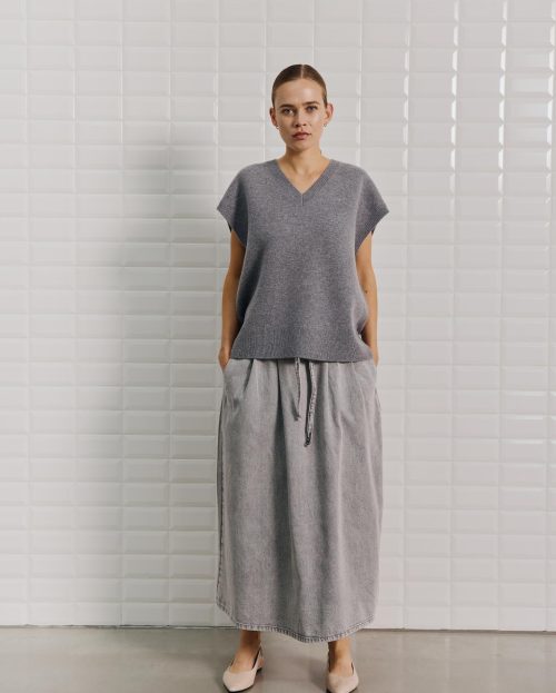 WBLPENELOPE_DENIM_MAXI_SKIRT_Spring_Grey_WBLCOOPER_V-NECK_SLIPOVER_Grey_Melange2-1