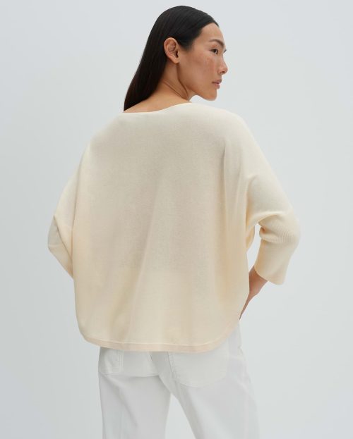 beige-geel_fijngebreide-trui_dames_tiraja-ease_someday_achterkant