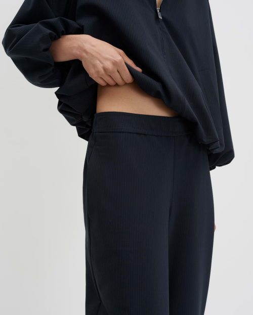 blauw_barrel-leg-pants_dames_charlie-wide-pinstripe_someday_detail-1