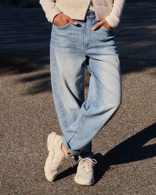 high-waist-jeans-with-loose-fit-and-light-wash_8af1ec5f-8f62-4124-94bc-ae01ffb9ff10