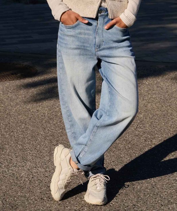 high-waist-jeans-with-loose-fit-and-light-wash_8af1ec5f-8f62-4124-94bc-ae01ffb9ff10