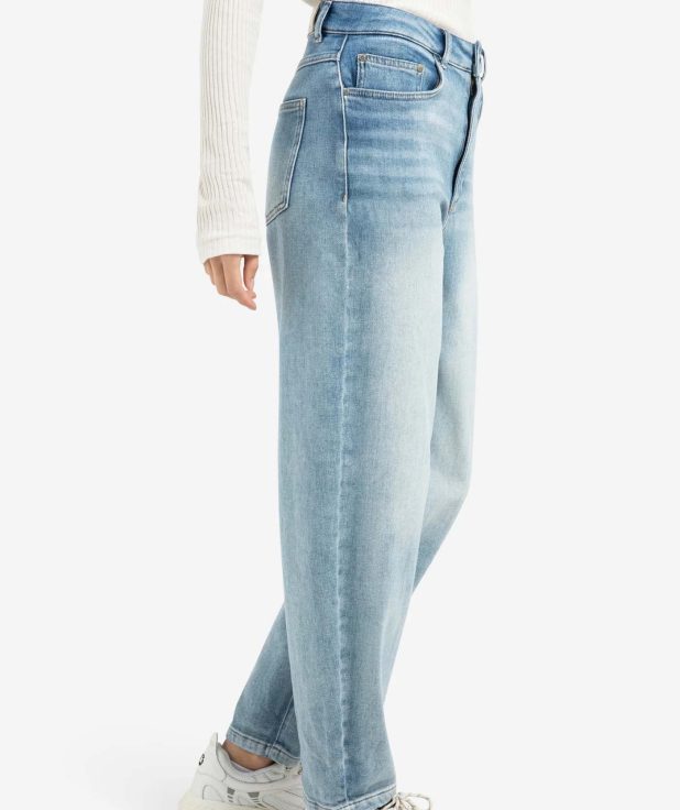 high-waist-jeans-with-loose-fit-and-light-wash_929b899f-5e80-410c-a6c8-94068f86d6bf