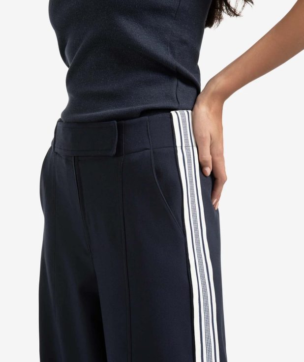 high-waist-trousers-with-side-stripes_5d0d3d23-92b2-4db5-a423-08594bf825c3