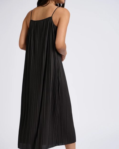 jersey-plisse-dress-with-thin-straps-in-flowy-fit-licorice-black_2a7b66d1-2122-4431-85b9-05998dc43b7c_2878x