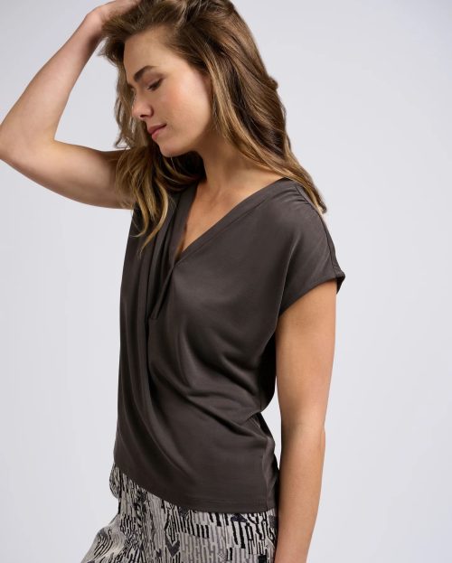 jersey-top-with-v-neck-and-pleated-details-in-a-supple-fit-licorice-black