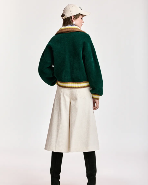 Donkergroene cardigan met bruine, gele en gebroken witte kraag