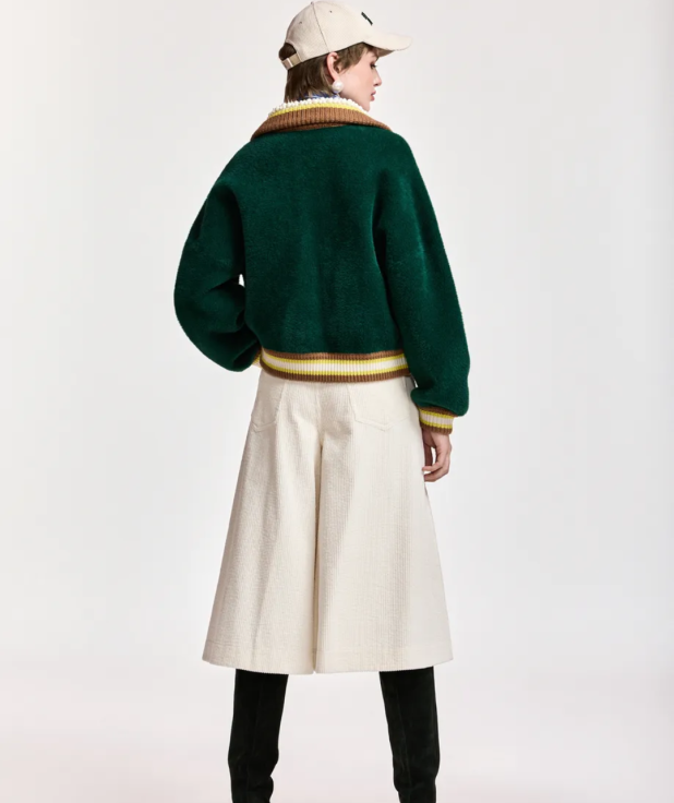 Donkergroene cardigan met bruine, gele en gebroken witte kraag