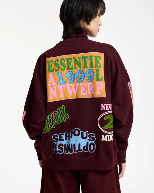 Bordeaux sweater met veelkleurige grafische prints