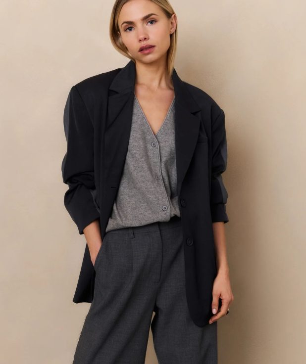 knitted-gilet-with-v-neck-and-asymmetric-buttoning-1_189d7c61-15ef-425e-b130-681ba4f8f719