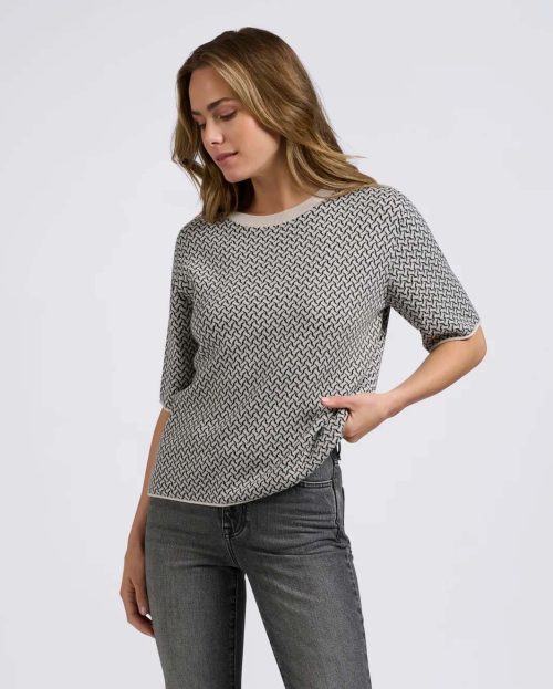 knitted-jacquard-sweater-with-a-round-neck-and-short-sleeves-chalk-white-dessin_fb36ade2-29aa-4b60-8317-e4b61898635c