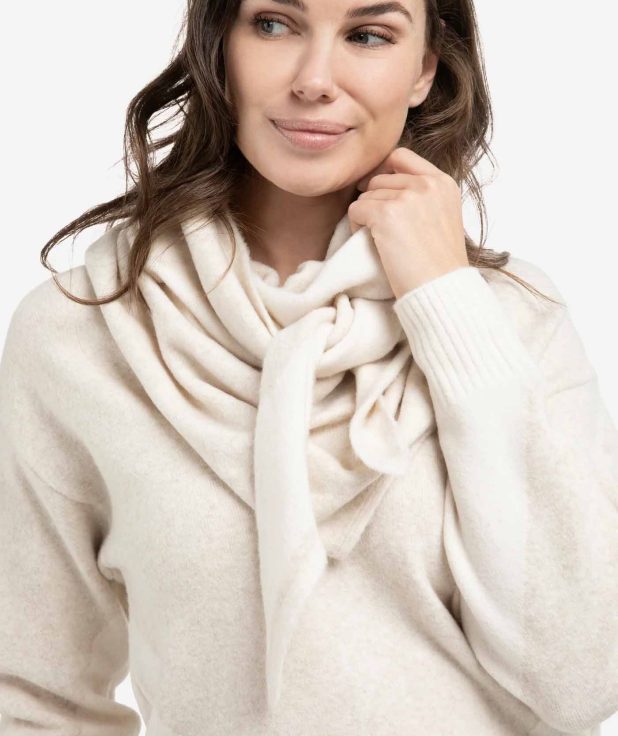 knitted-scarf-in-tonal-shades