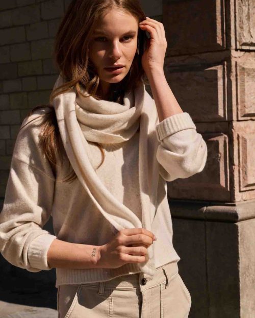 knitted-sweater-with-v-neck-and-colorblock-effect_45060825-57b2-4b04-9176-2cea3820e09e