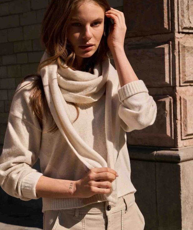 knitted-sweater-with-v-neck-and-colorblock-effect_45060825-57b2-4b04-9176-2cea3820e09e