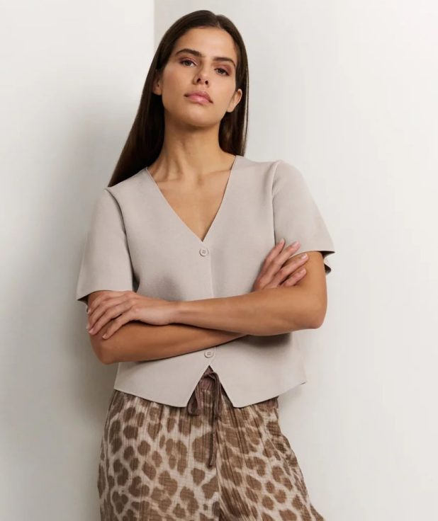 knitted-top-with-short-sleeves-and-button-closure-1