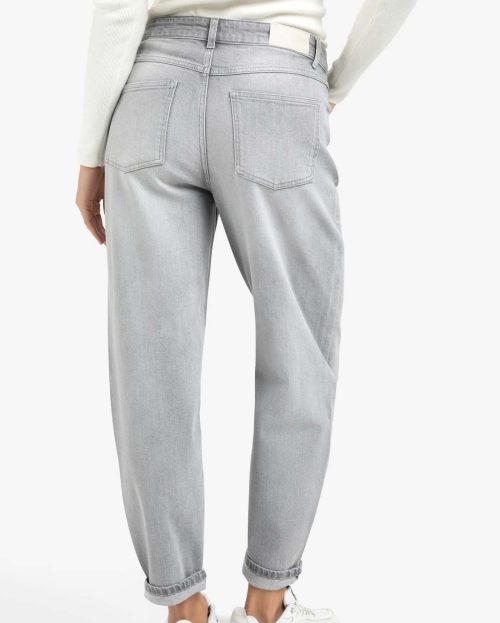 loose-fit-denim-with-high-waist-and-straight-legs_262599ca-e6ae-4439-a463-5bdd534c224a