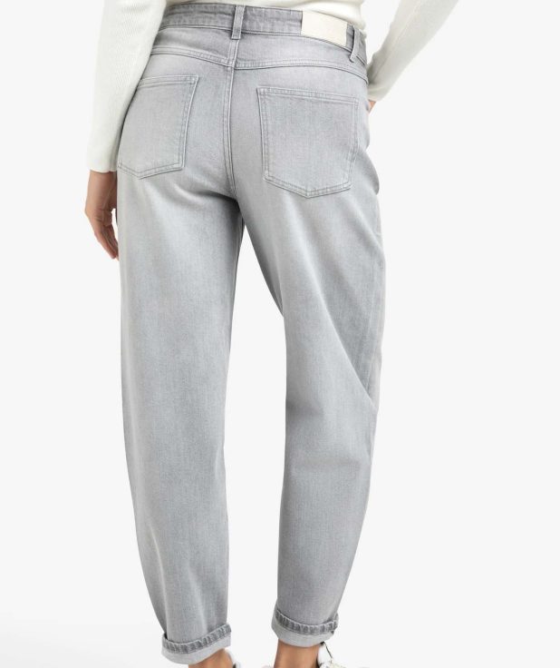 loose-fit-denim-with-high-waist-and-straight-legs_262599ca-e6ae-4439-a463-5bdd534c224a