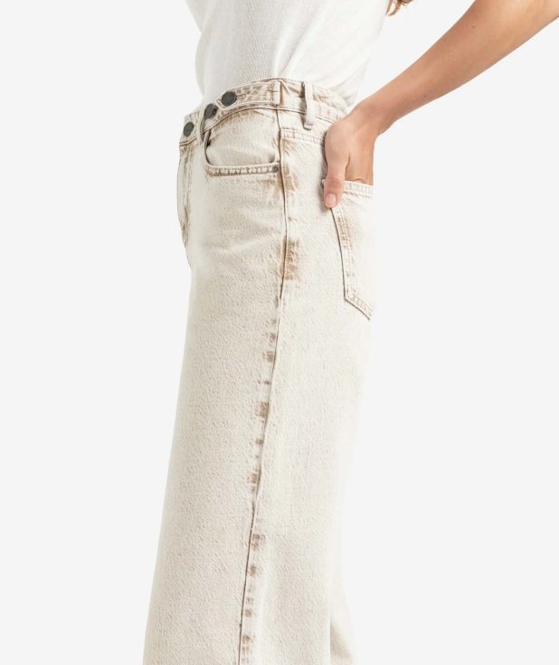 loose-fit-denim-with-wide-legs-and-turned-up-hem_5c1d1927-1399-403f-b219-9fe437ca25b3