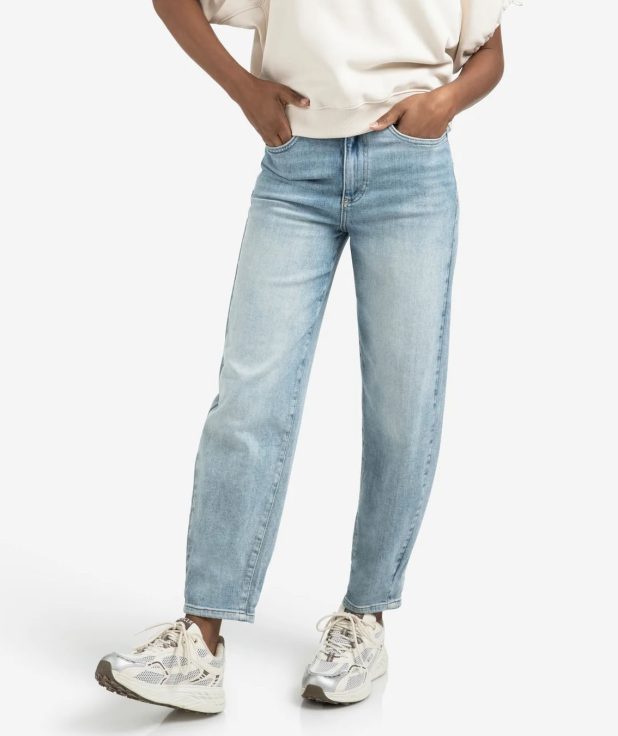 loose-fit-jeans-with-high-waist_ba1bc29d-6adc-4d22-a06f-205db8e26c4d