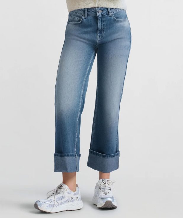 mid-waist-denim-with-rolled-up-hem_388a679b-8aaf-4d7f-9b7b-5943c6bf5f9b